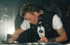 Liam Howlett DJing